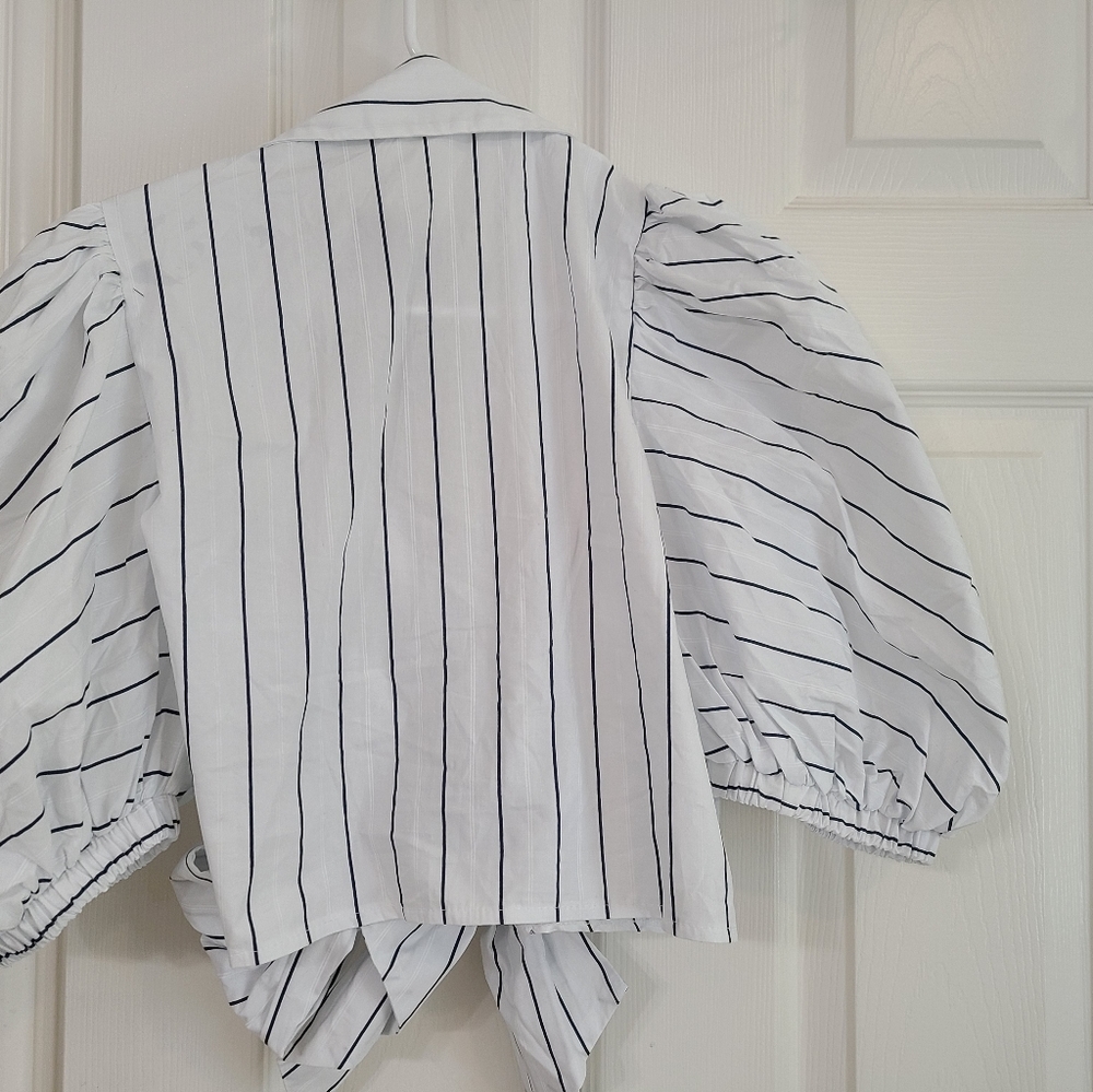 Crop top with bow. Never been worn brand new - Picture 2 of 3
